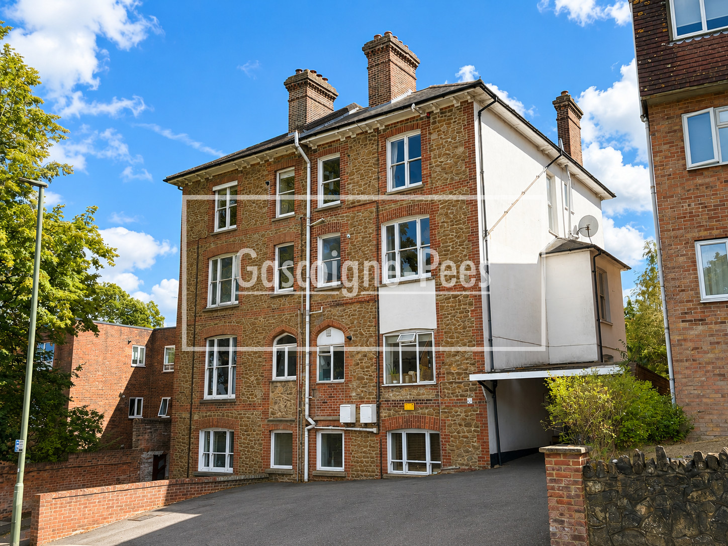 Flat Station Approach in Guildford