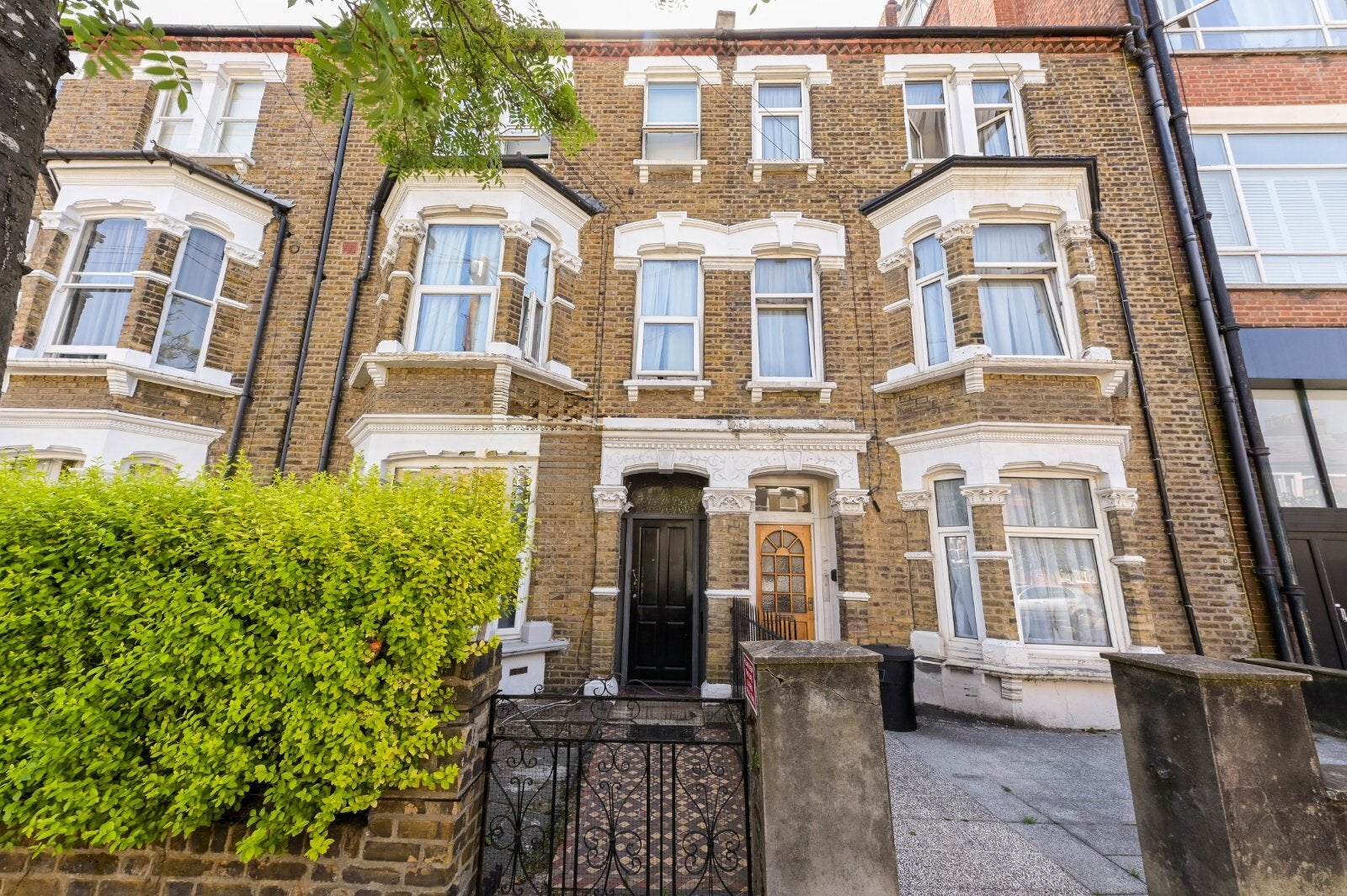 Flat Fairbridge Road in Greater London