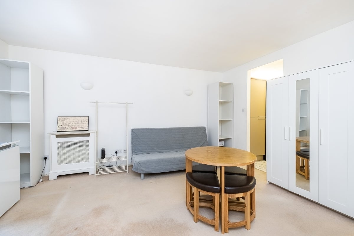 Flat Point W Access Road in Greater London