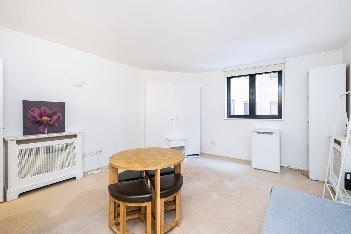 Flat Point W Access Road in Greater London