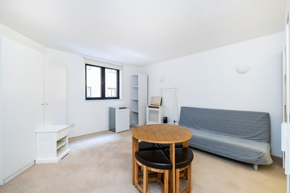Flat Point W Access Road in Greater London