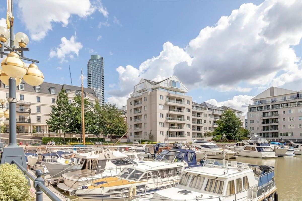 Flat Thames Avenue in Greater London