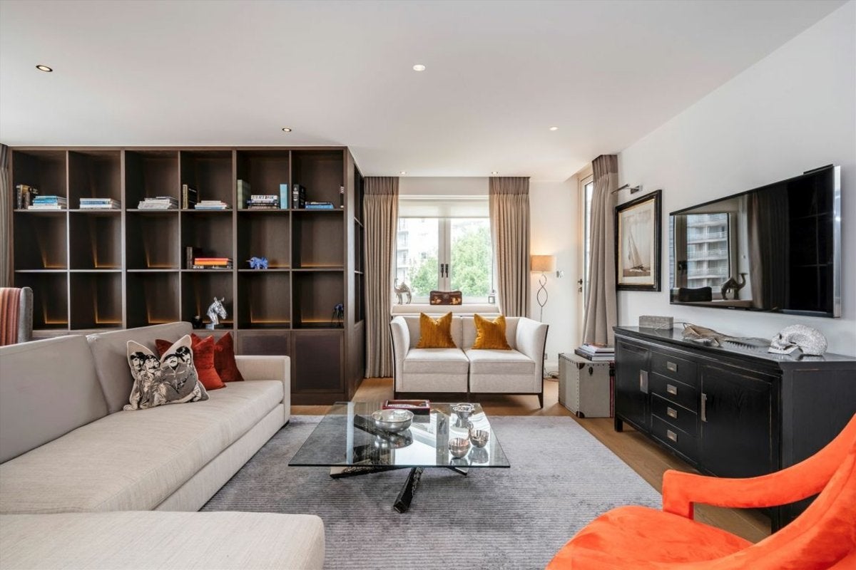 Flat Thames Avenue in Greater London