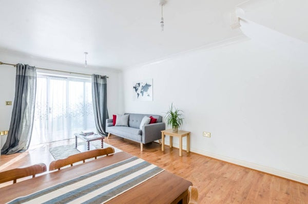 Flat Nunhead Lane in London Borough of Southwark