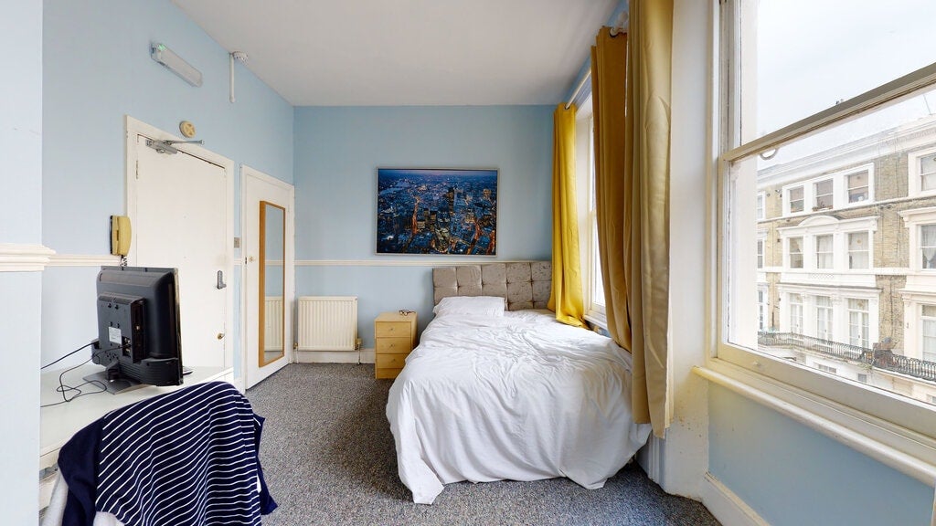 Flat Castletown Road in Greater London