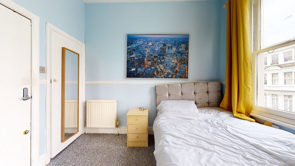 Flat Castletown Road in Greater London