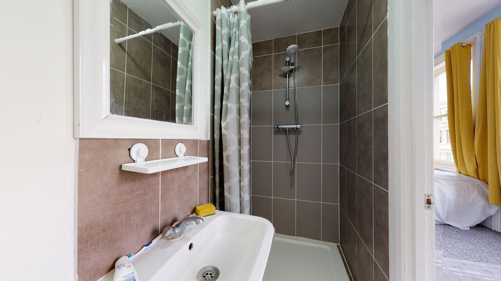 Flat Castletown Road in Greater London