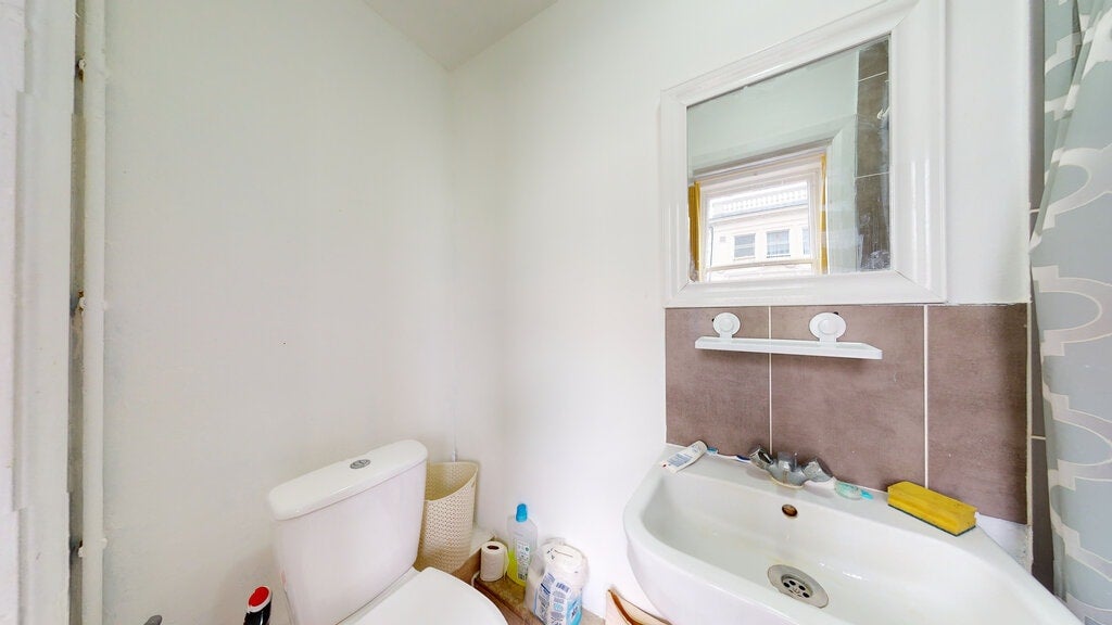 Flat Castletown Road in Greater London