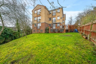 Flat Horniman Drive in Greater London