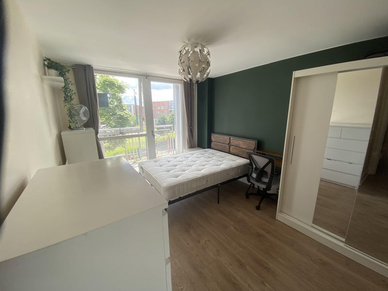 Room Longleat Avenue in Birmingham