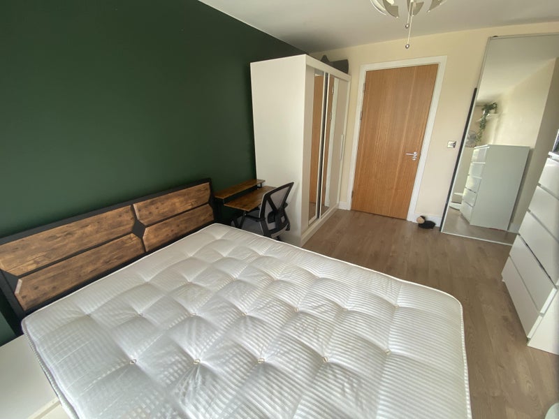 Room Longleat Avenue in Birmingham