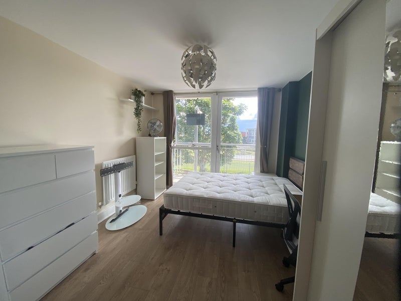 Room Longleat Avenue in Birmingham