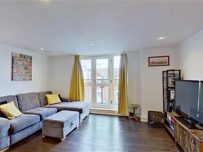 Flat Garratt Lane in Greater London