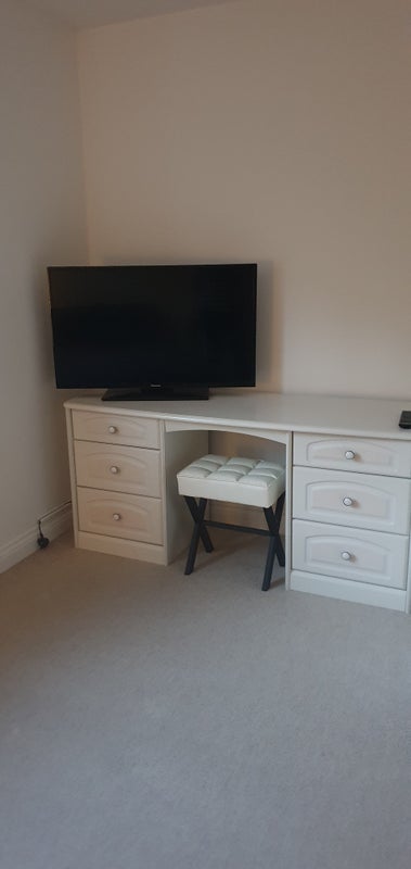 Room Cracklewood Close in Ferndown