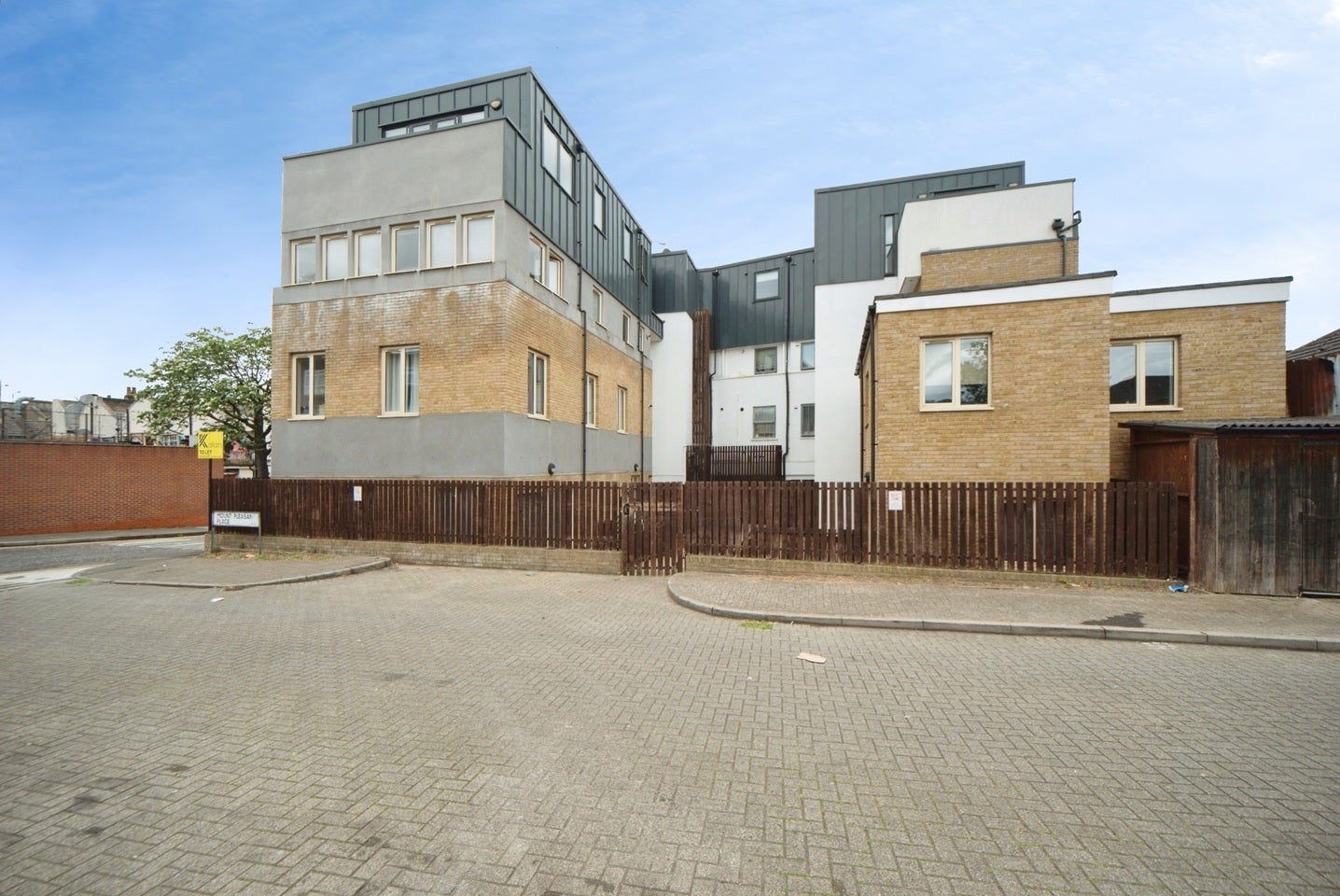Flat Plumstead High Street in Greater London