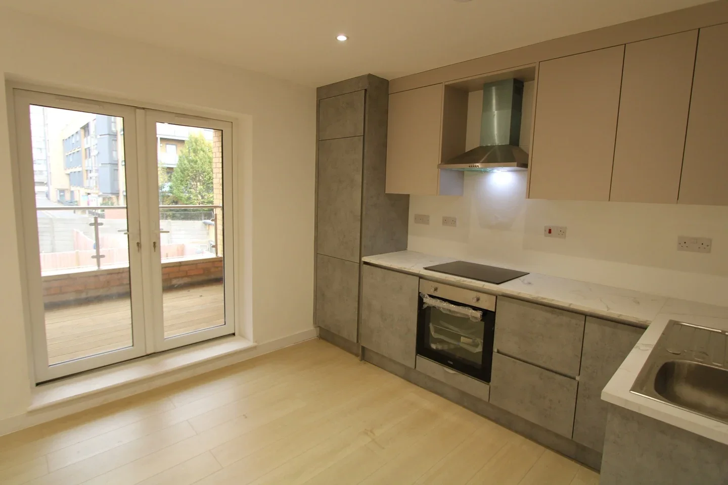 Flat Thornhill Road in Greater London
