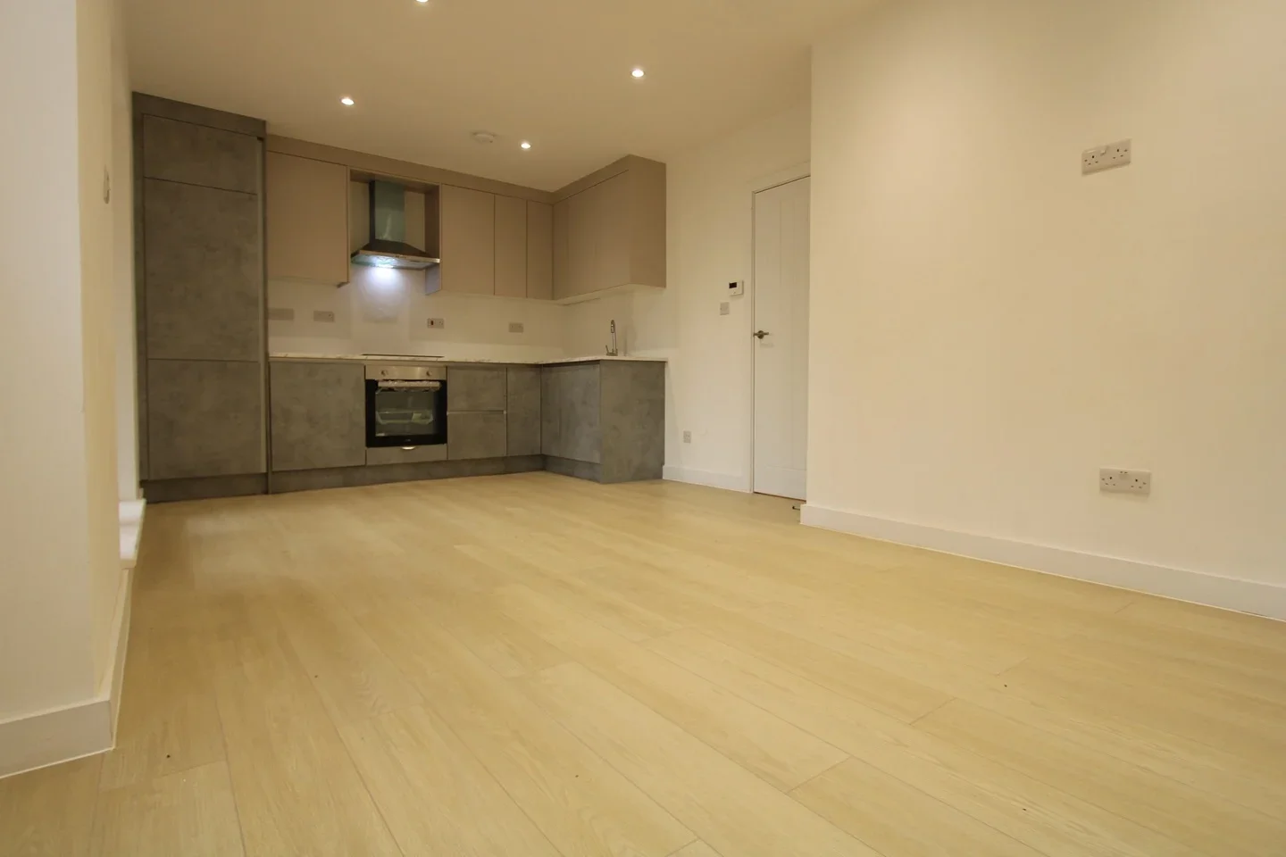 Flat Thornhill Road in Greater London
