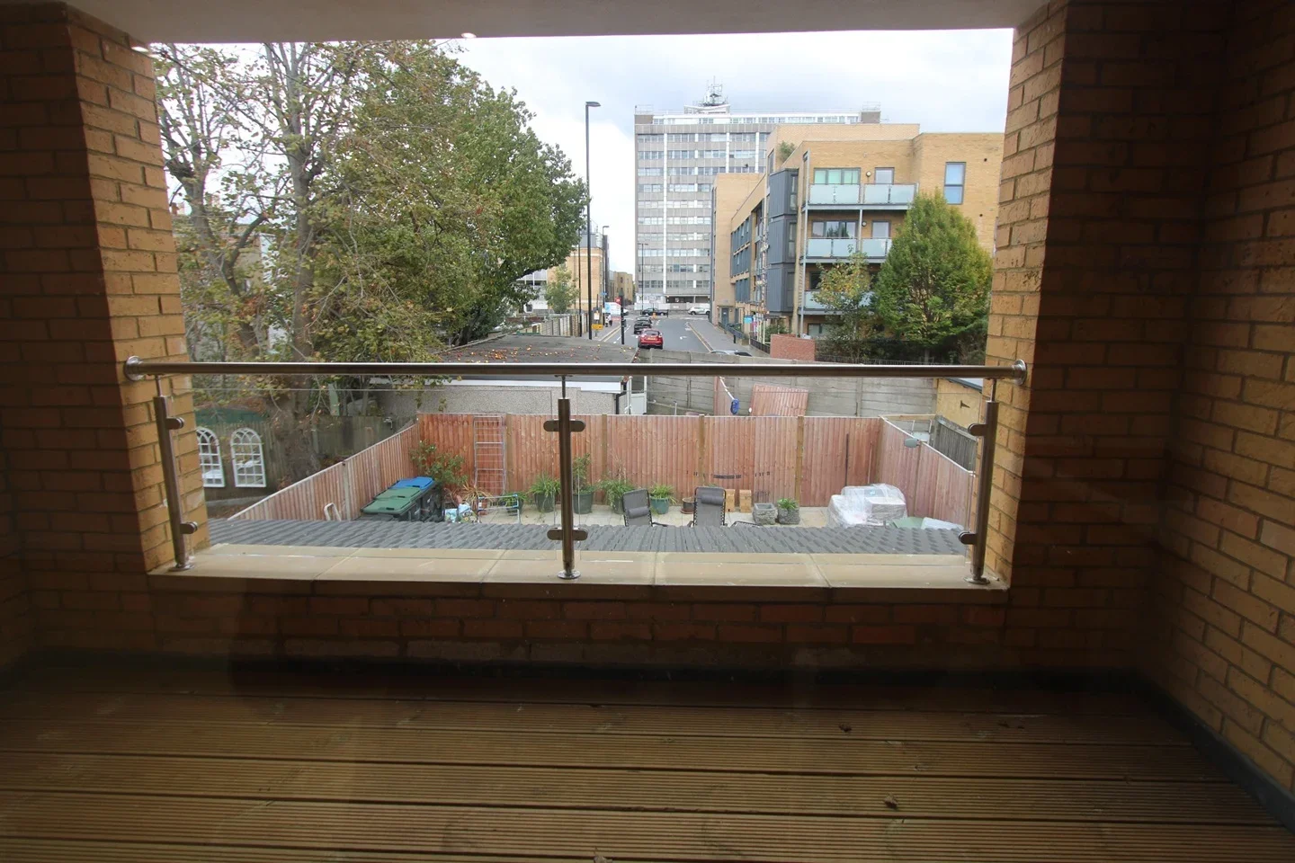 Flat Thornhill Road in Greater London