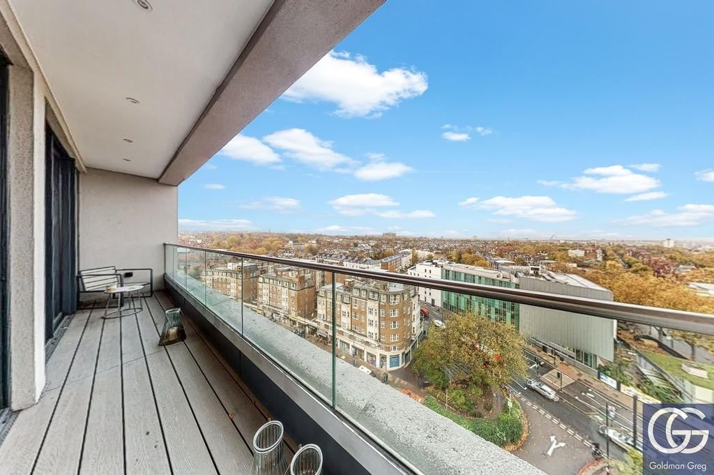 Flat Harben Parade in Greater London