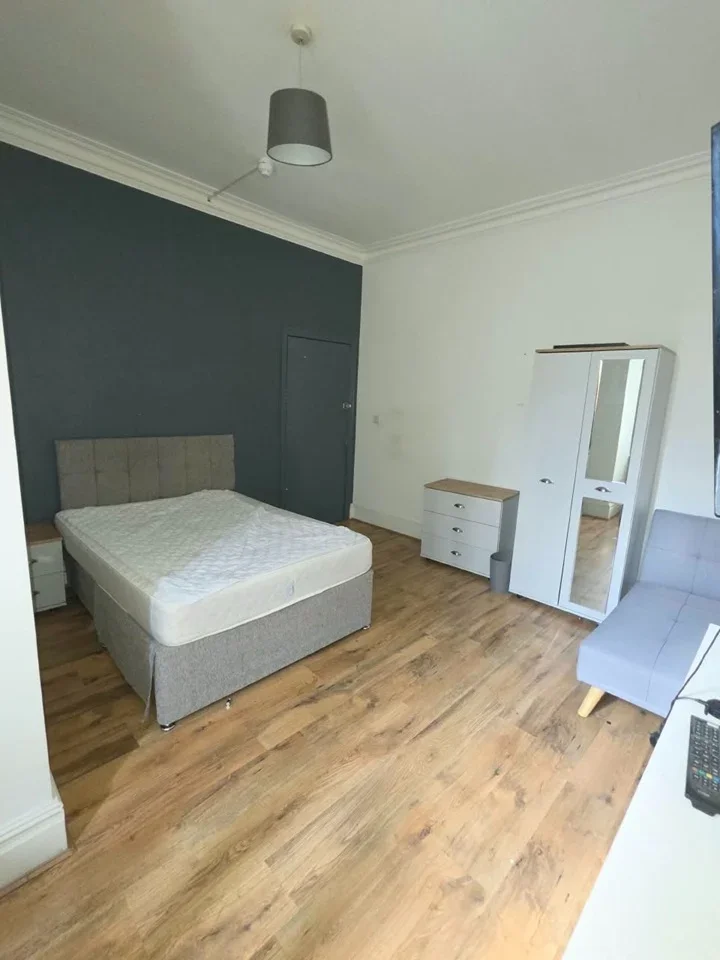 Room High Street in Greater London