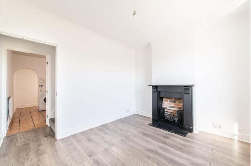 Flat Manor Road in Greater London