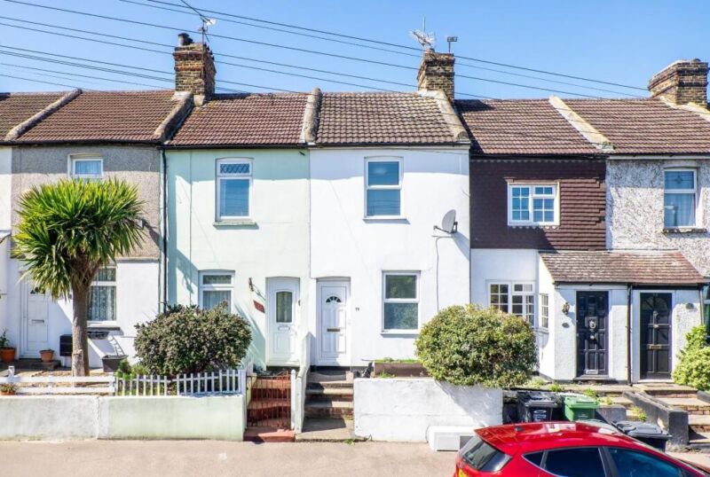 Flat Manor Road in Greater London