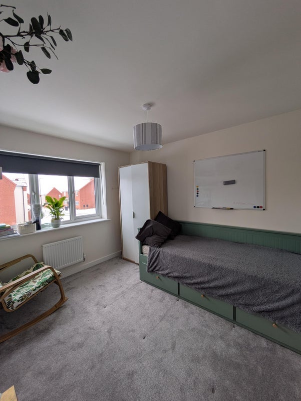 Flat Woodland Grove in Shirebrook