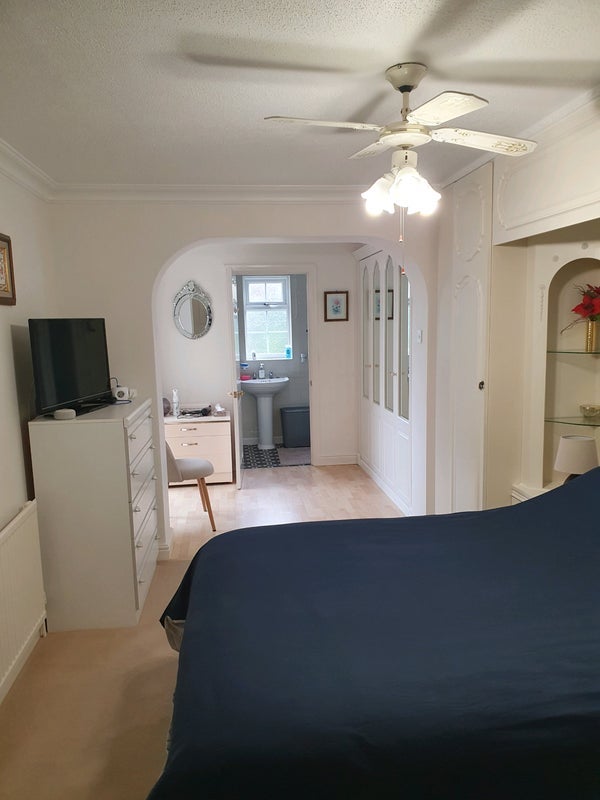 Room Hawthorn Avenue in Sheffield