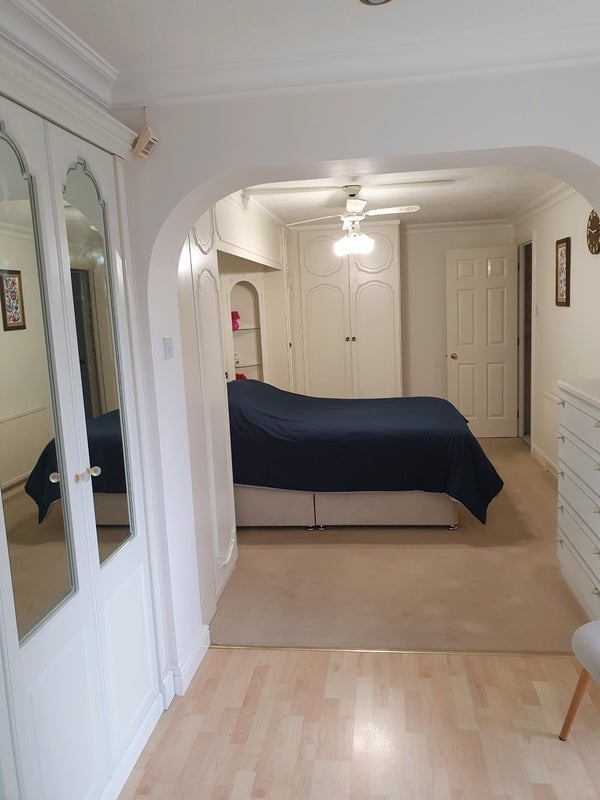 Room Hawthorn Avenue in Sheffield
