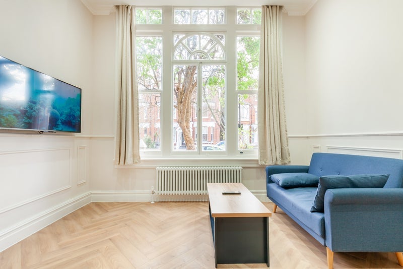 Flat Oxford Gardens in Greater London