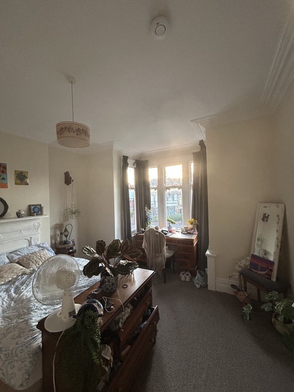 Room Ninian Road in Cardiff