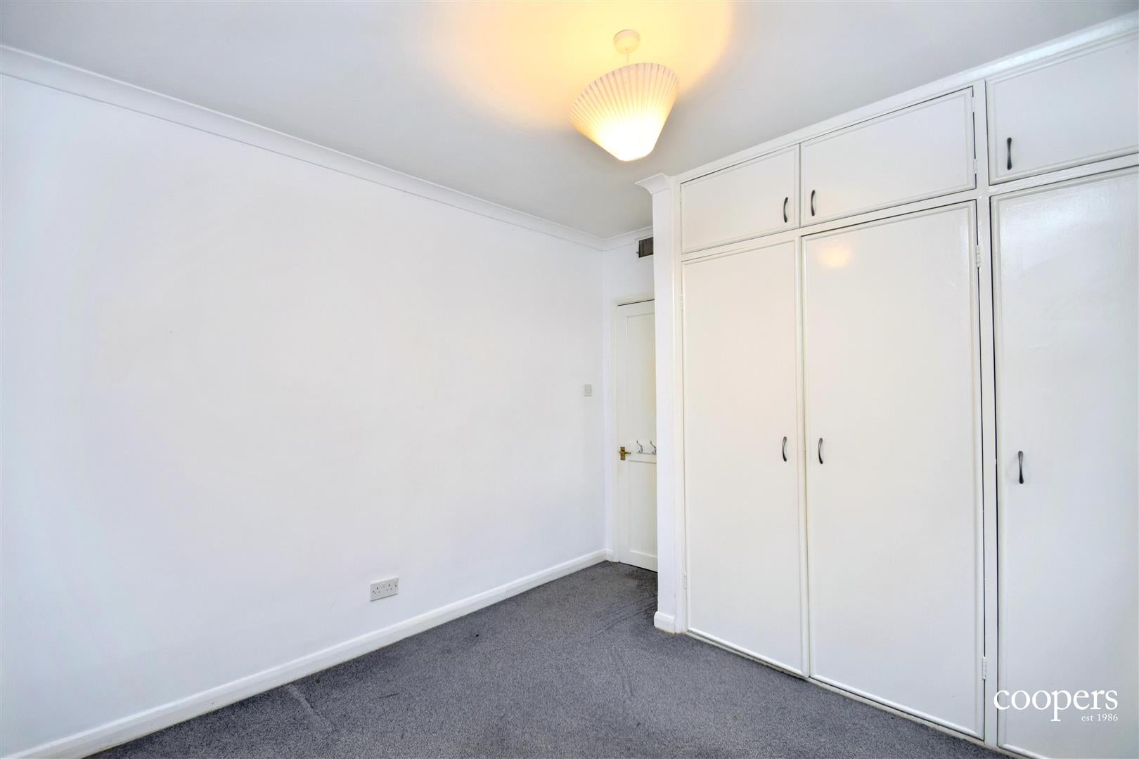 Flat Green Lane in Greater London