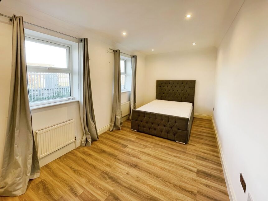 Flat Norfolk Road in Greater London