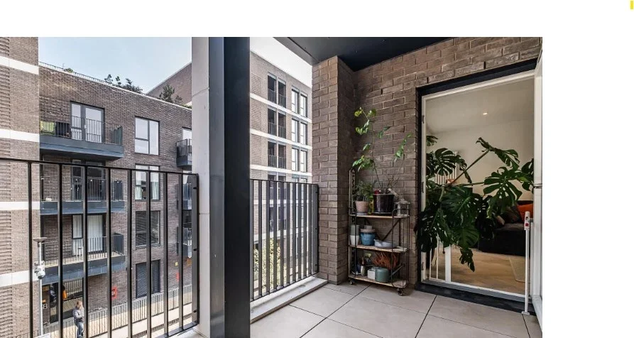 Flat Ravensbury Terrace in Greater London