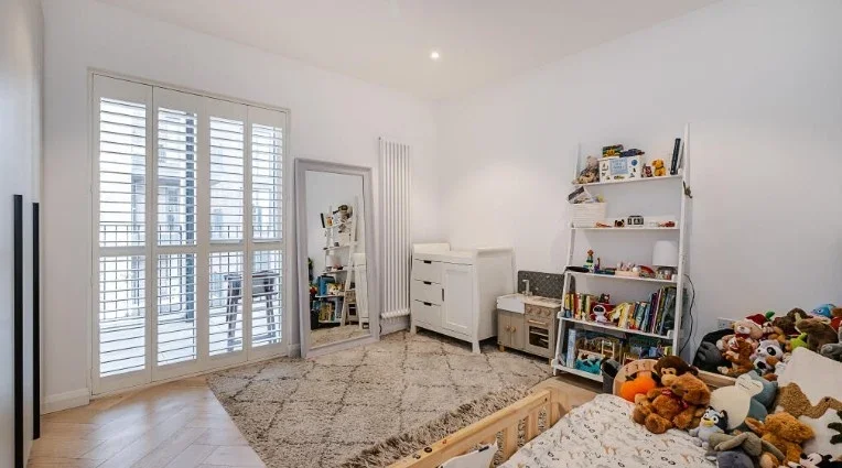 Flat Ravensbury Terrace in Greater London