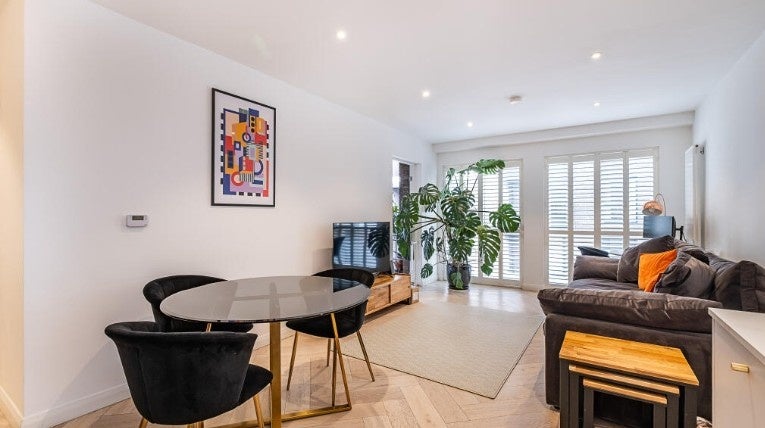 Flat Ravensbury Terrace in Greater London