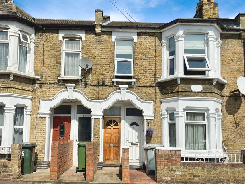 Flat Cambus Road in Greater London