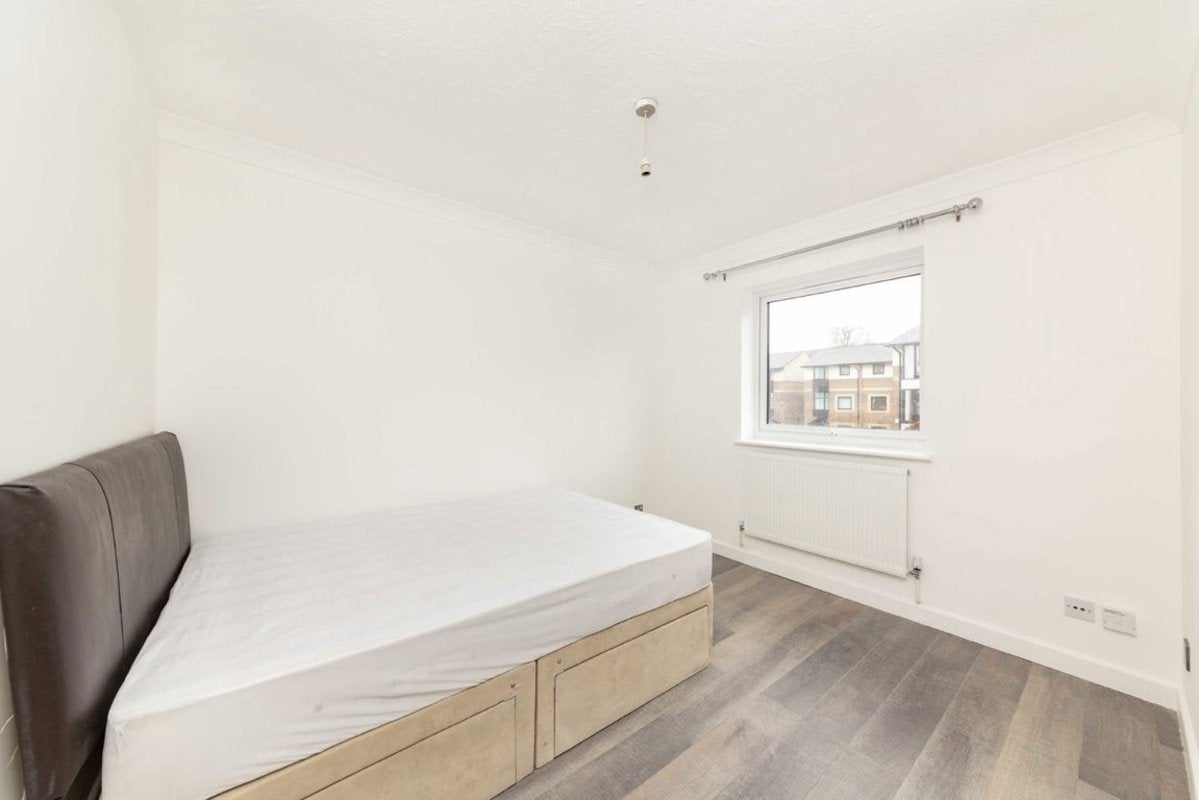 House Barnfield Place in Greater London
