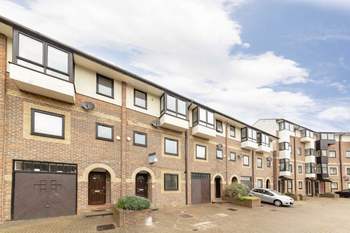 House Barnfield Place in Greater London