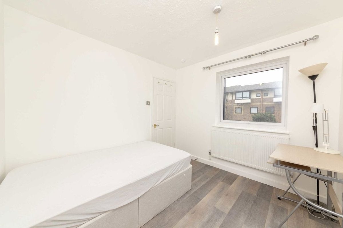 House Barnfield Place in Greater London
