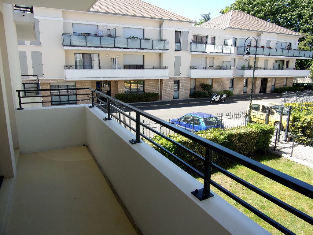 Flat Place Pierre Salvi in Viarmes