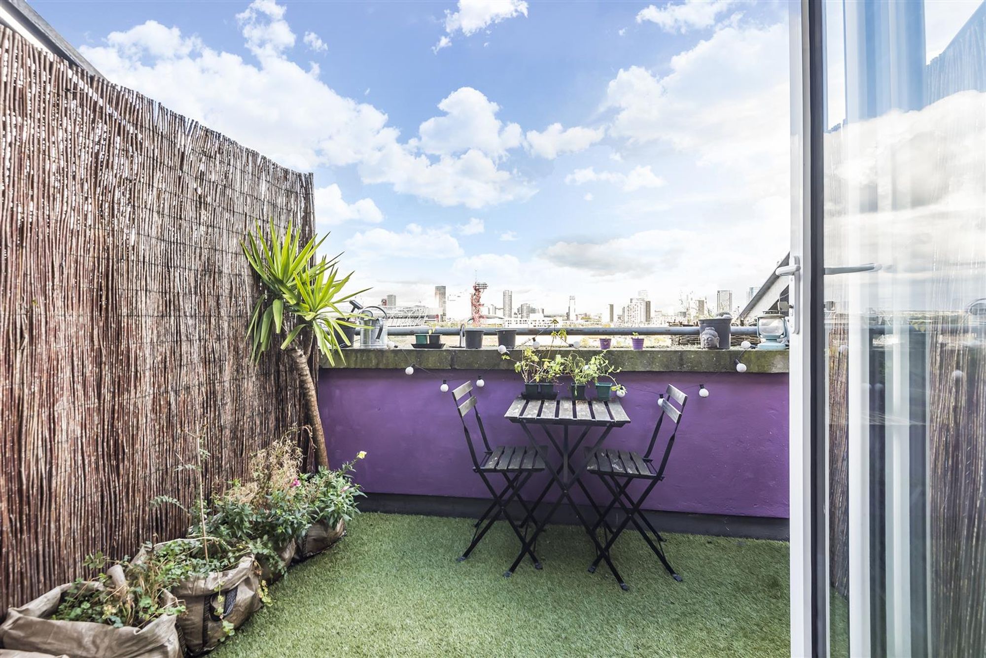 Flat Fairfield Road in Greater London