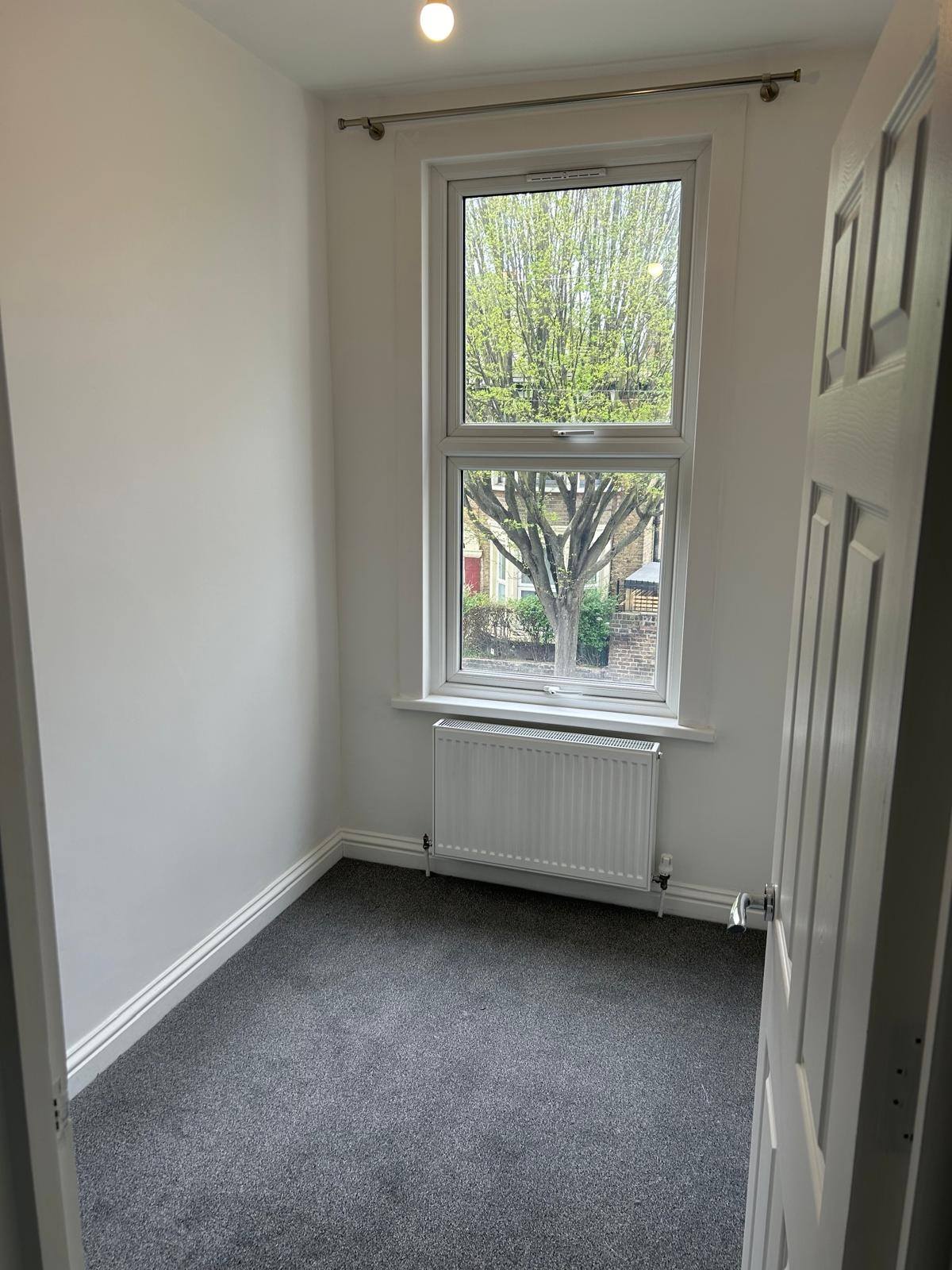 Flat Lawton Road in Greater London