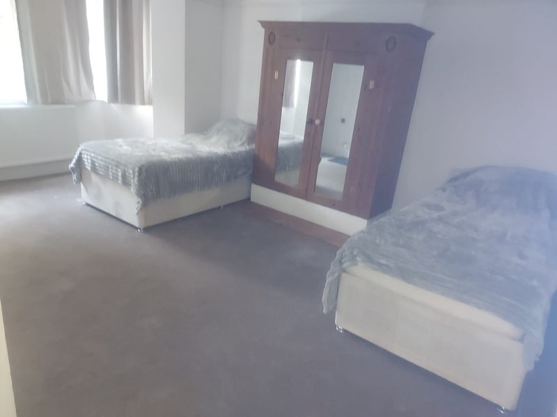 Room Downhills Park Road in Greater London