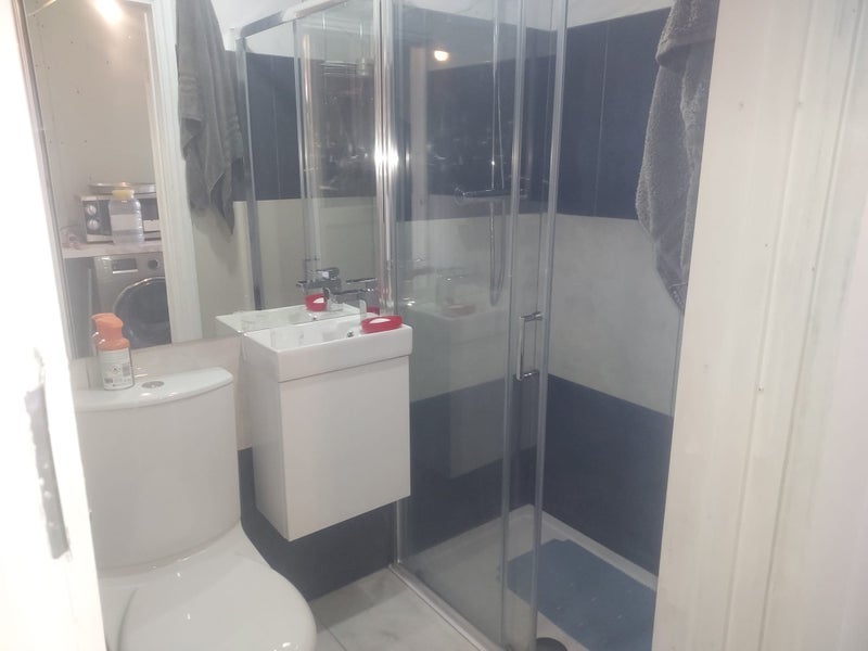 Room Downhills Park Road in Greater London