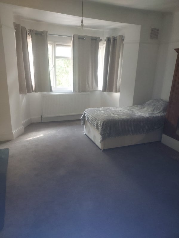 Room Downhills Park Road in Greater London