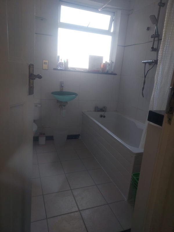 Room Downhills Park Road in Greater London