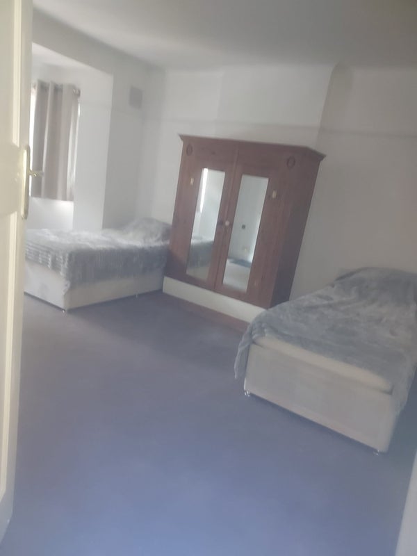 Room Downhills Park Road in Greater London
