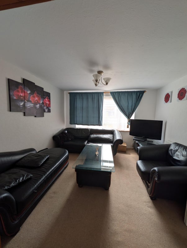 Room Stafford Road in Crawley