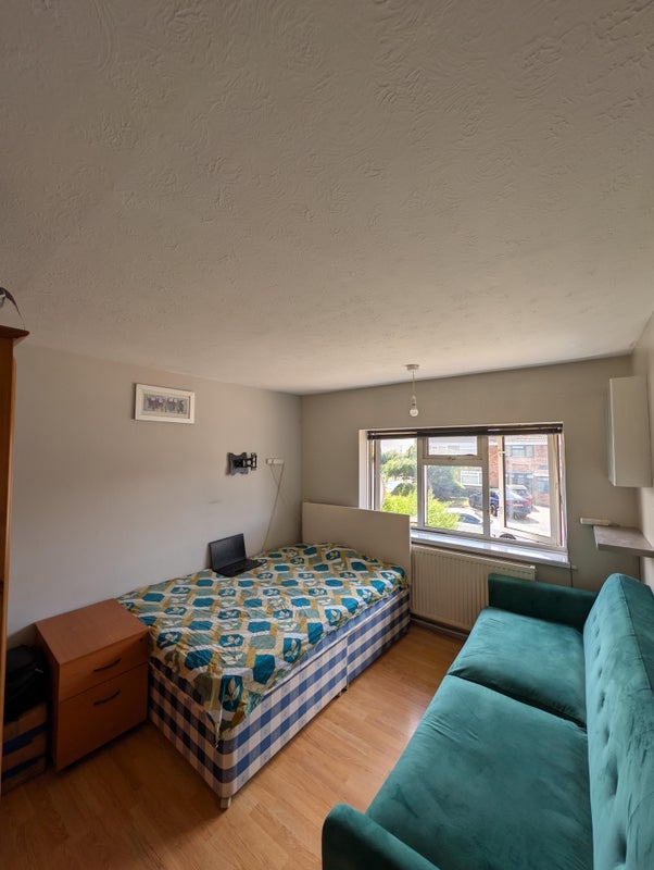 Room Stafford Road in Crawley